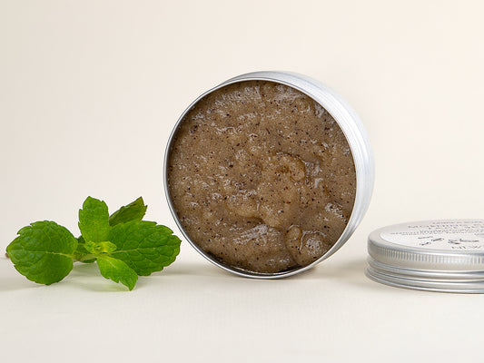 Handmade "Morning Coffee" face scrub with ground coffee and peppermint essential oil. Natural, vegan and packaged in an eco-friendly, recyclable aluminium jar. Natürliches und handgefertigtes Gesichtspeeling mit gemahlenem Kaffee und Pfefferminzöl. Veganes Gesichtspeeling in einer recycelbaren Aluminiumdose verpackt.