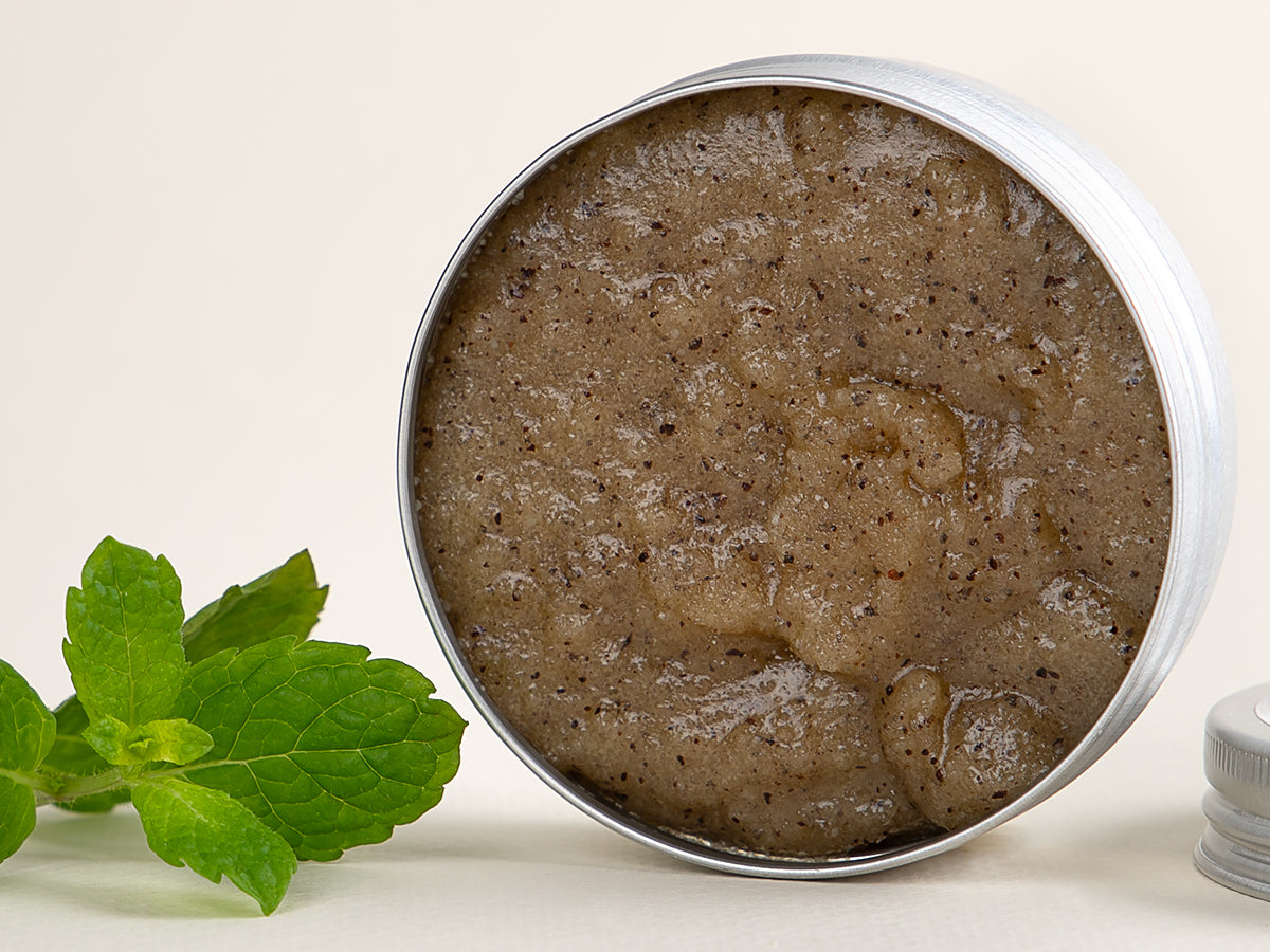 Handmade "Morning Coffee" face scrub with ground coffee and peppermint essential oil. Natural, vegan and packaged in an eco-friendly, recyclable aluminium jar. Natürliches und handgefertigtes Gesichtspeeling mit gemahlenem Kaffee und Pfefferminzöl. Veganes Gesichtspeeling in einer recycelbaren Aluminiumdose verpackt.