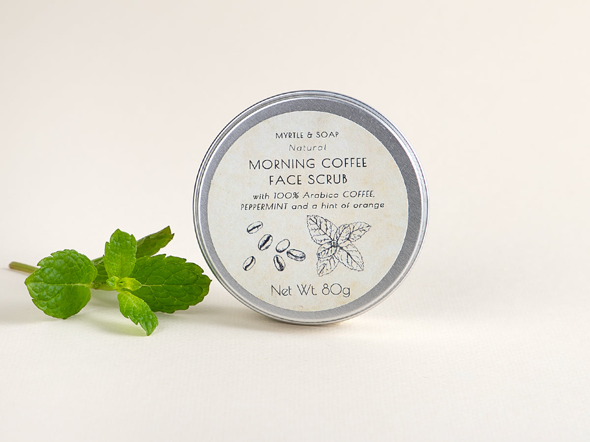 Handmade "Morning Coffee" face scrub with ground coffee and peppermint essential oil. Natural, vegan and packaged in an eco-friendly, recyclable aluminium jar. Natürliches und handgefertigtes Gesichtspeeling mit gemahlenem Kaffee und Pfefferminzöl. Veganes Gesichtspeeling in einer recycelbaren Aluminiumdose verpackt.