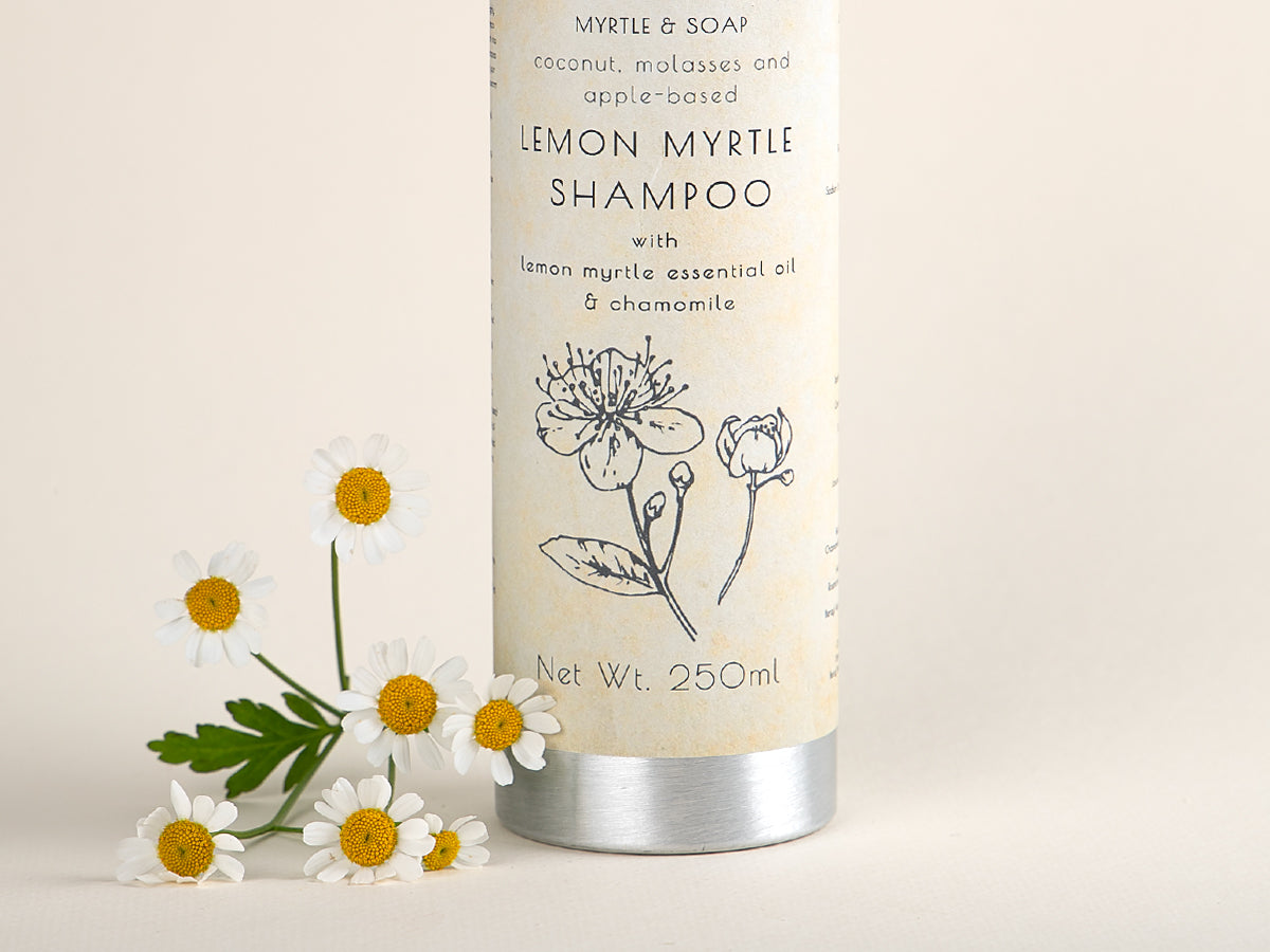 Vegan, handmade lemon myrtle shampoo with chamomile. Veganes und handgemachtes Shampoo mit Zitronenmyrtenöl und Kamille.