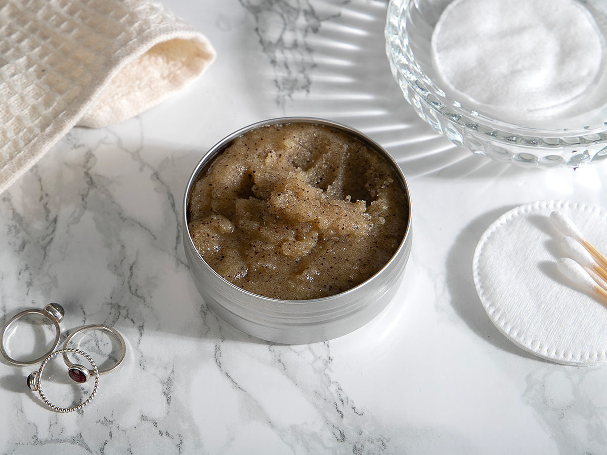 Handmade "Morning Coffee" face scrub with ground coffee and peppermint essential oil. Natural, vegan and packaged in an eco-friendly, recyclable aluminium jar. Natürliches und handgefertigtes Gesichtspeeling mit gemahlenem Kaffee und Pfefferminzöl. Veganes Gesichtspeeling in einer recycelbaren Aluminiumdose verpackt.