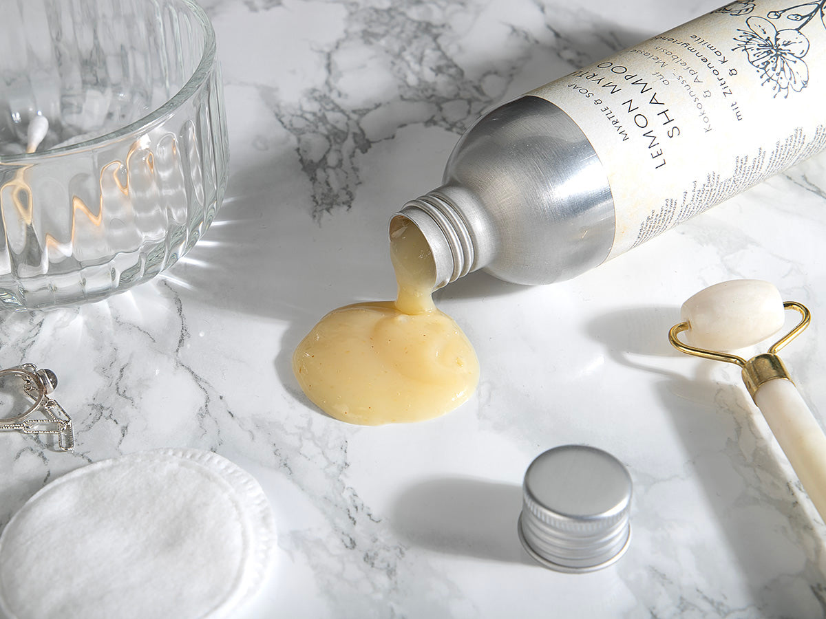 Vegan, handmade lemon myrtle shampoo with chamomile. Veganes und handgemachtes Shampoo mit Zitronenmyrtenöl und Kamille.