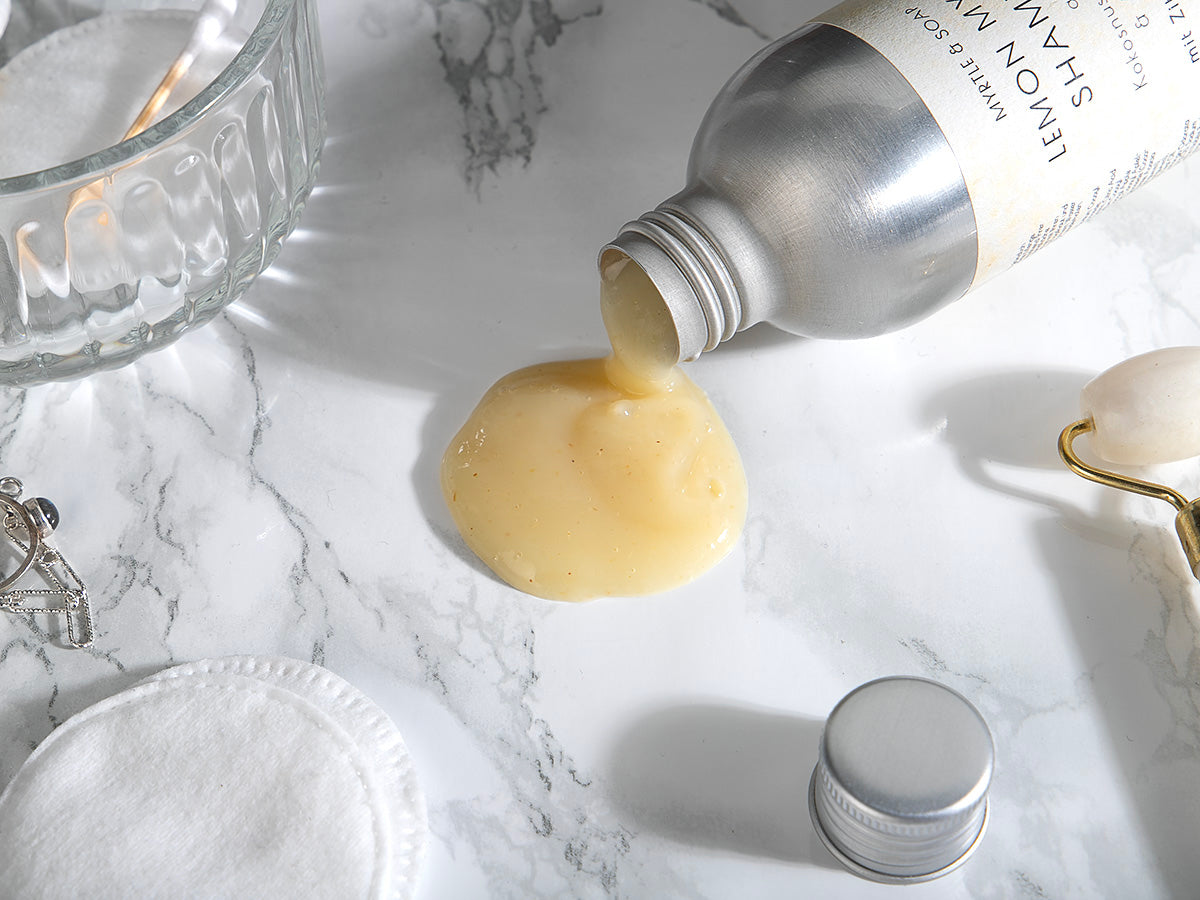 Vegan, handmade lemon myrtle shampoo with chamomile. Veganes und handgemachtes Shampoo mit Zitronenmyrtenöl und Kamille.