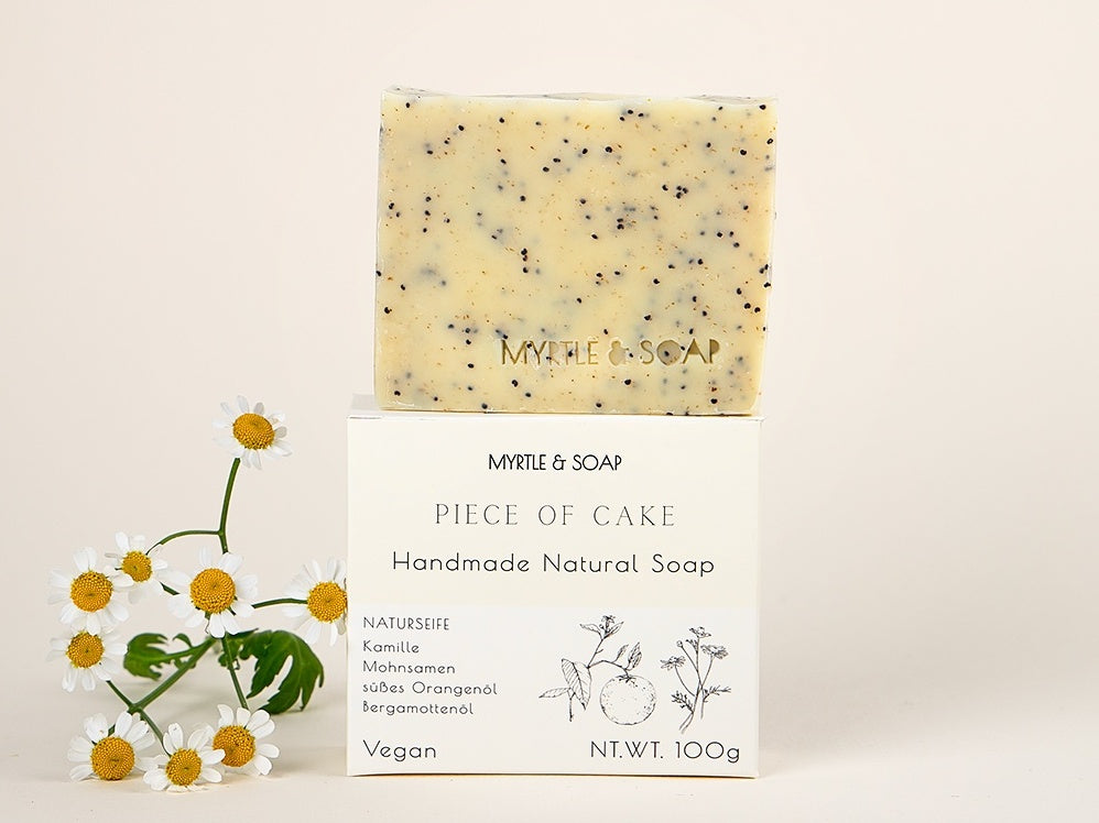 Piece of Cake natural, handmade soap with orange, chamomile and poppy seeds. Natürliche, vegane Seife mit Orangenöl, Bergamottenöl und Mohnsamen.