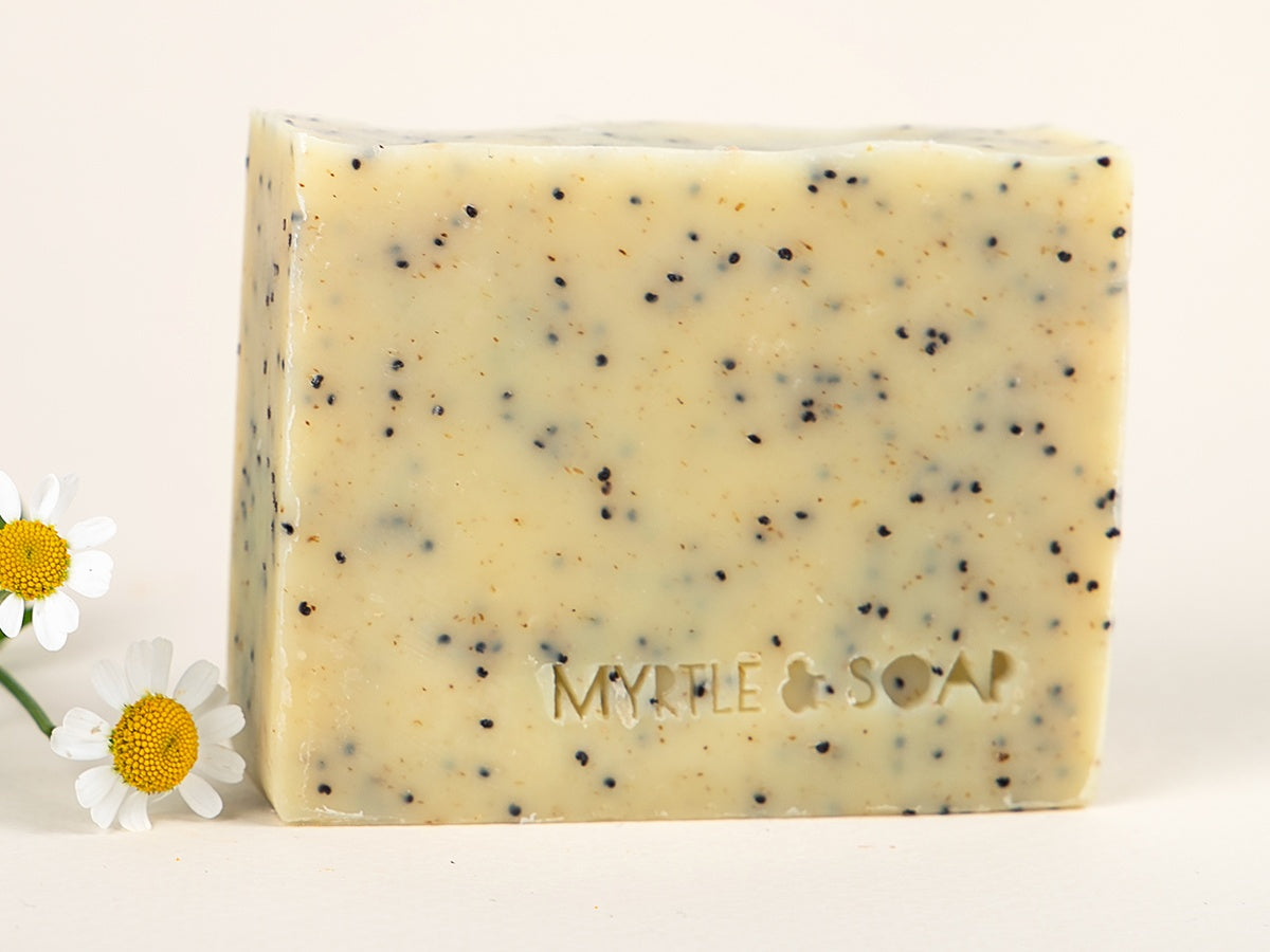 Piece of Cake natural, handmade soap with orange, chamomile and poppy seeds. Natürliche, vegane Seife mit Orangenöl, Bergamottenöl und Mohnsamen.