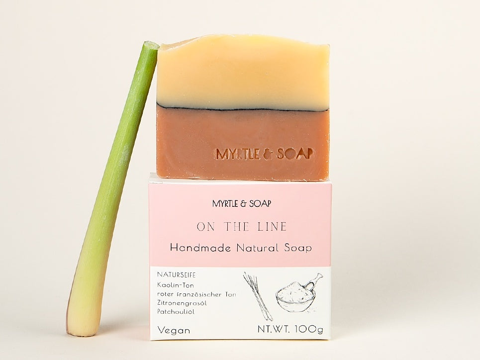 On the Line natural, handmade soap with lemongrass essential oil, Kaolin clay and red French clay. Vegan and cruelty-free. Handgefertigte, vegane Naturseife mit Kaolin-Ton und Zitronenglas.