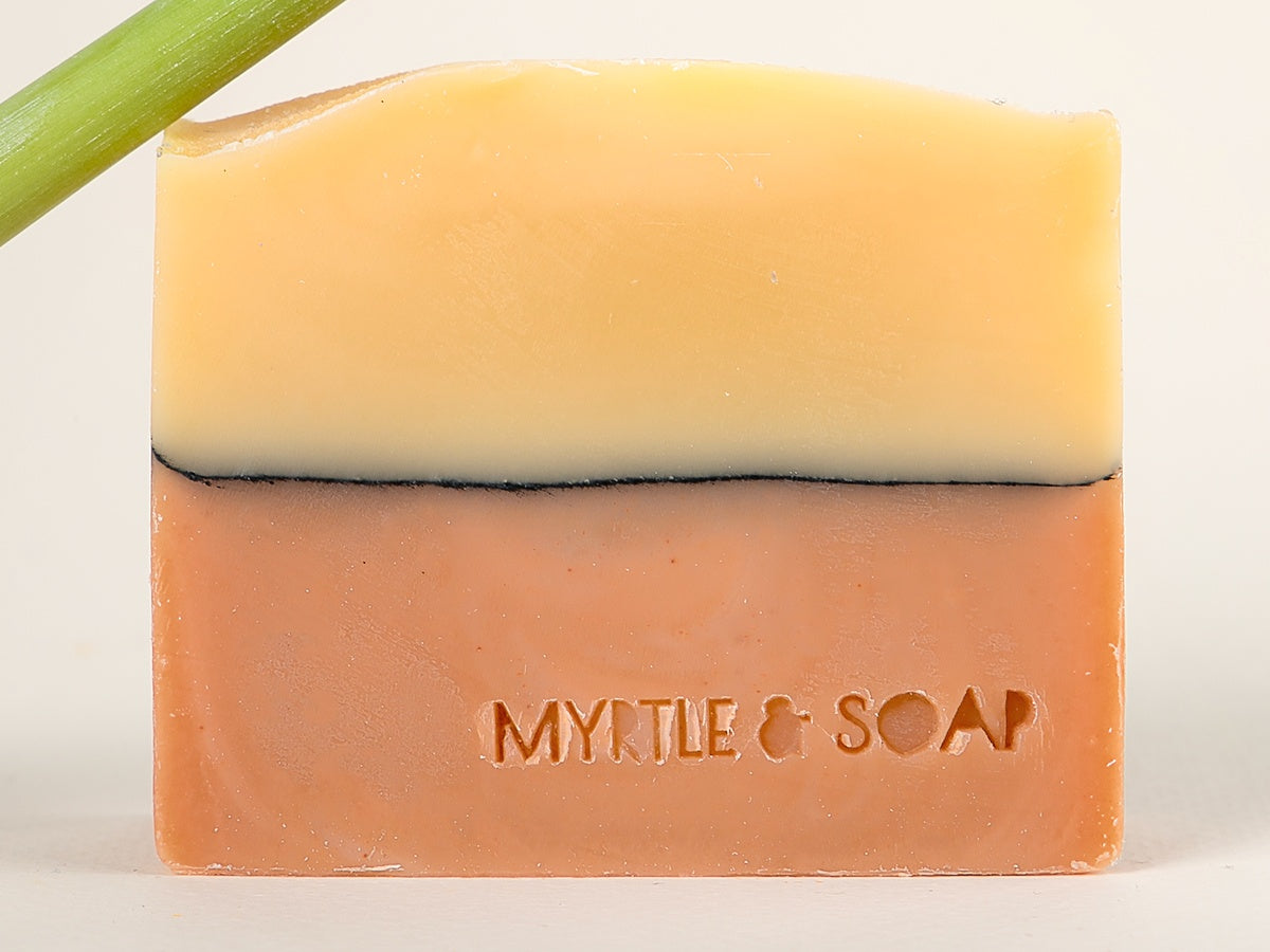 On the Line natural, handmade soap with lemongrass essential oil, Kaolin clay and red French clay. Vegan and cruelty-free. Handgefertigte, vegane Naturseife mit Kaolin-Ton und Zitronenglas.