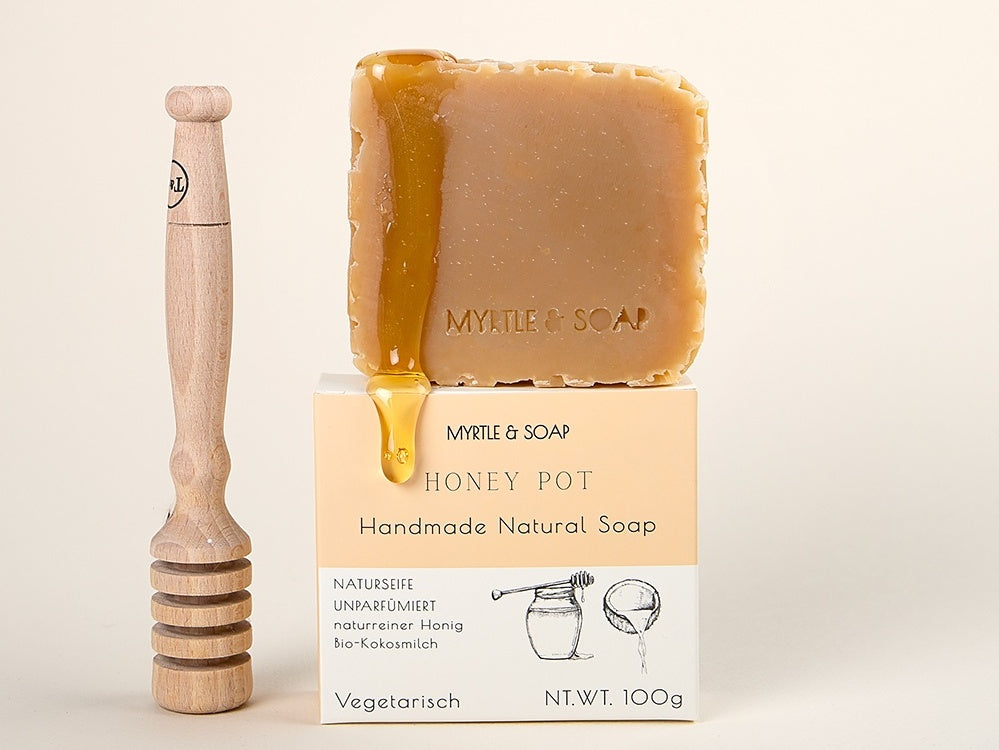 Honey Pot natural soap, with real honey and organic coconut milk. Handgefertigte, vegetarische Naturseife mit naturreinem Honig und Bio-Kokosmilch.