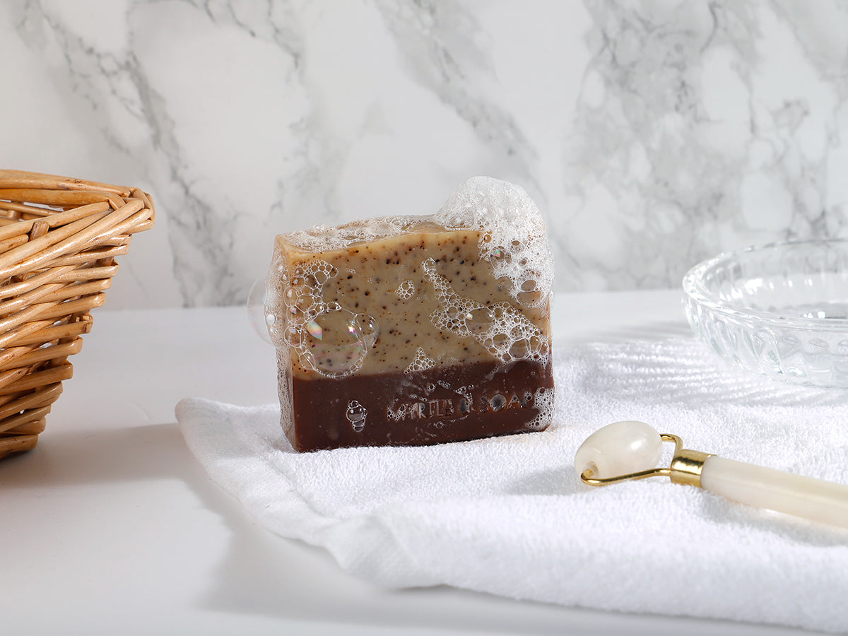 Handmade Morning Coffee natural soap with peppermint and ground coffee for exfoliation. Vegan and packaged in an eco-friendly paper bag. Handgemachte Naturseife mir Pfefferminzöl und gemahlenem Kaffee.