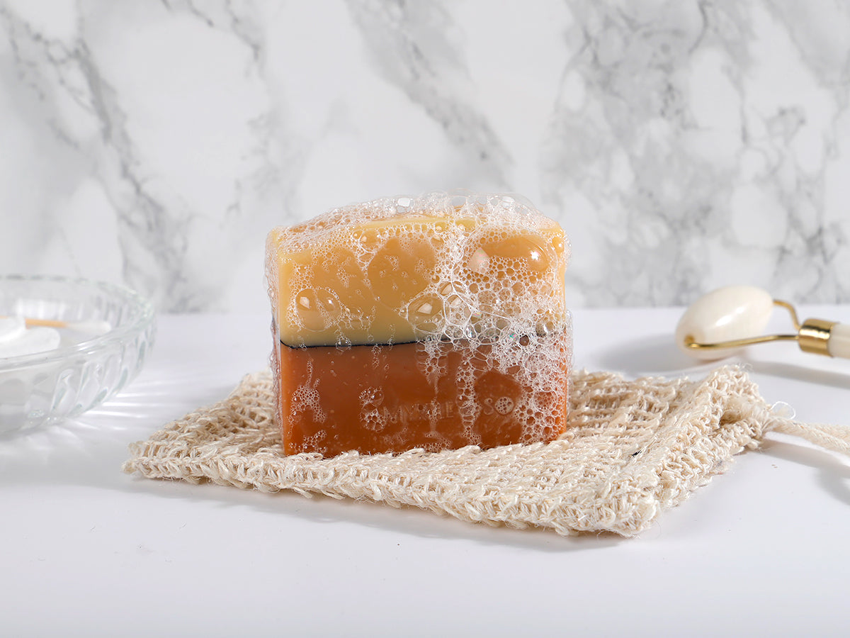 On the Line natural, handmade soap with lemongrass essential oil, Kaolin clay and red French clay. Vegan and cruelty-free. Handgefertigte, vegane Naturseife mit Kaolin-Ton und Zitronenglas.