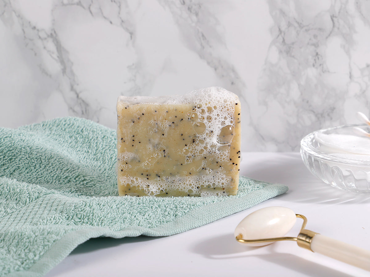 Piece of Cake natural, handmade soap with orange, chamomile and poppy seeds. Natürliche, vegane Seife mit Orangenöl, Bergamottenöl und Mohnsamen.