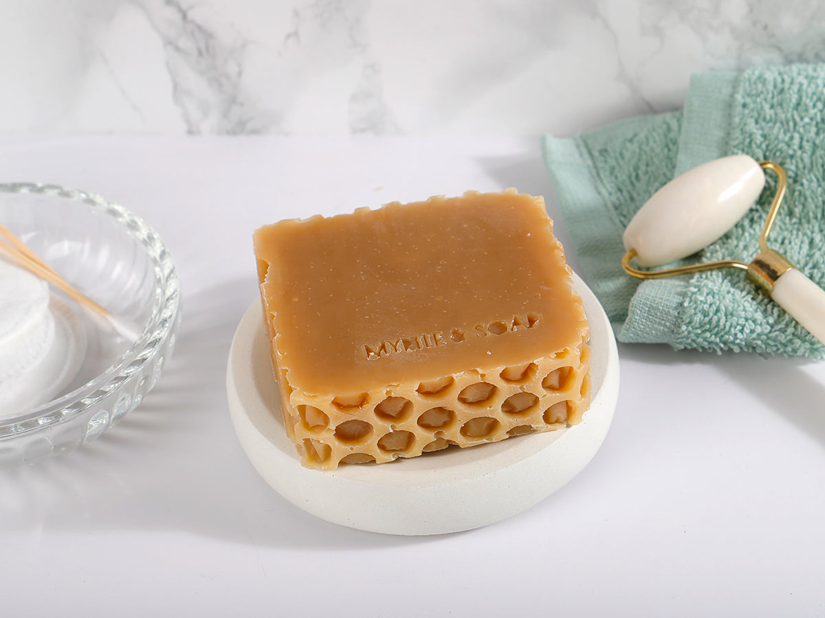 Honey Pot natural soap, with real honey and organic coconut milk. Handgefertigte, vegetarische Naturseife mit naturreinem Honig und Bio-Kokosmilch.