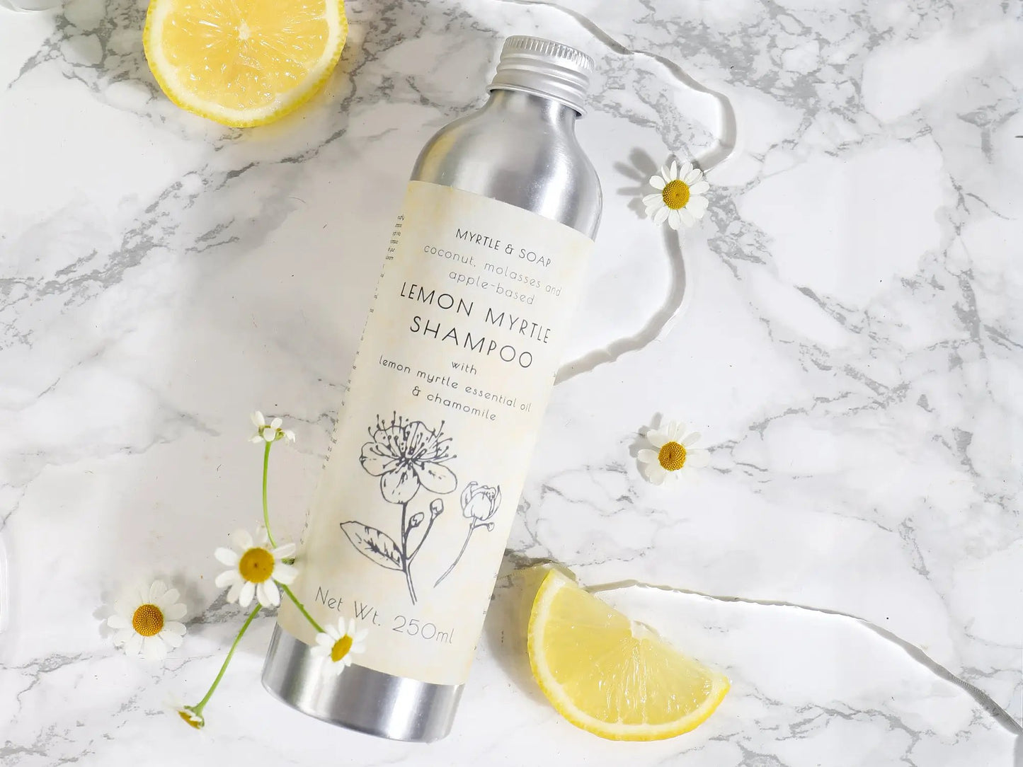 Vegan, handmade lemon myrtle shampoo with chamomile. Veganes und handgemachtes Shampoo mit Zitronenmyrtenöl und Kamille.