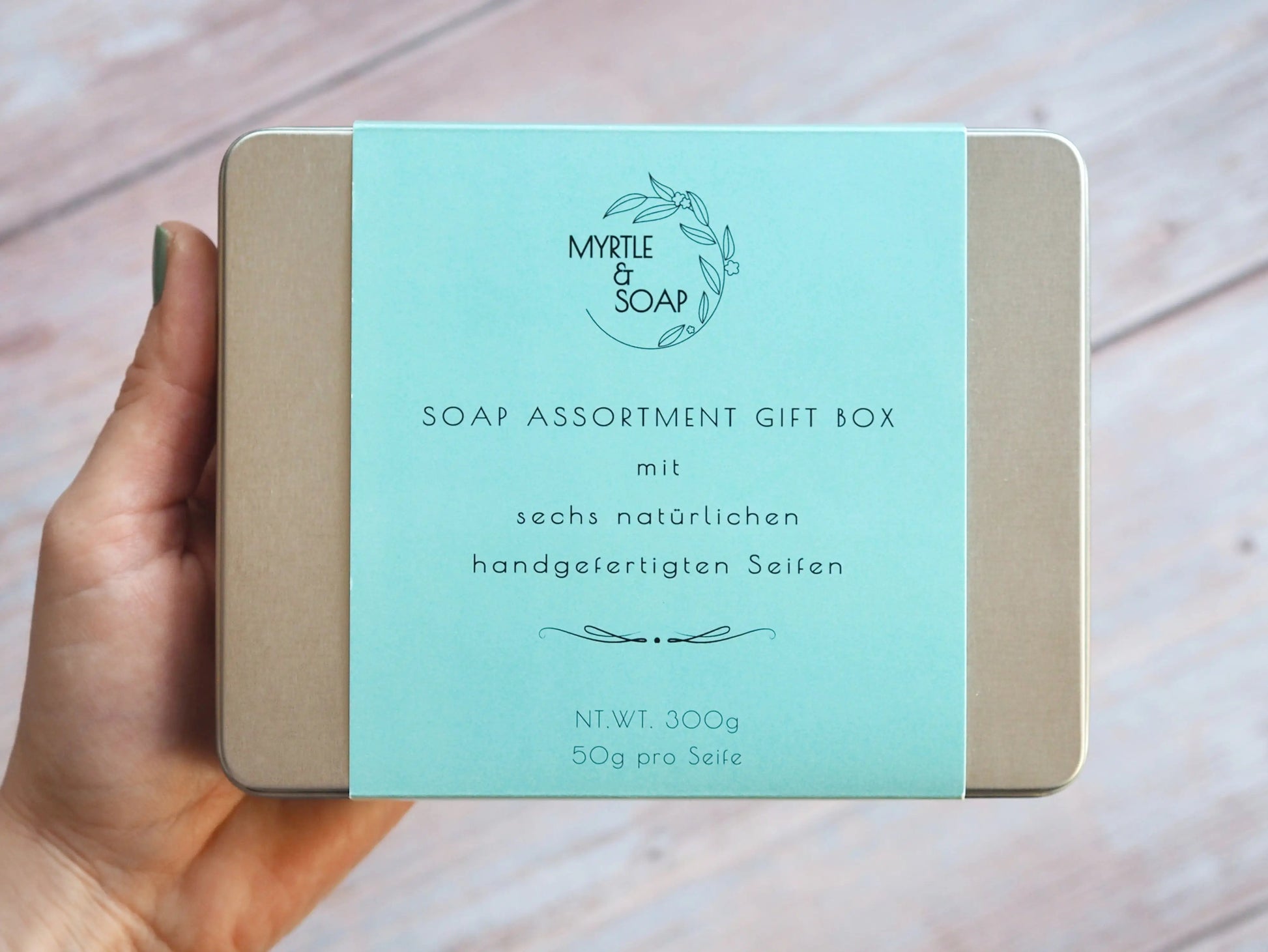 Soap Assortment Gift Box with six handmade natural mini soaps. Geschenkbox mit sechs handgefertigten natürlichen Mini-Seifen.