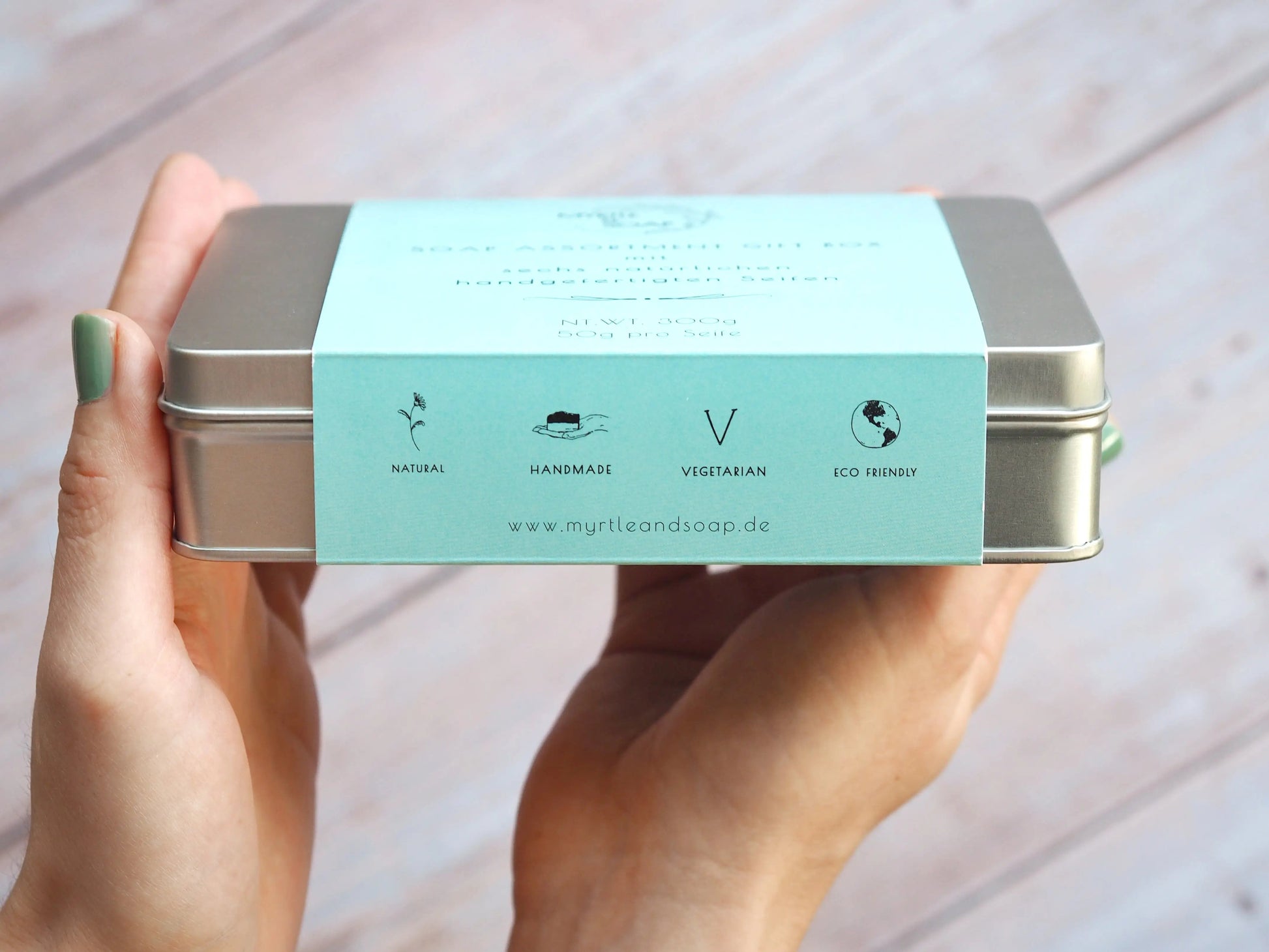 Soap Assortment Gift Box with six natural soaps. Geschenkbox mit sechs handgefertigten natürlichen Seifen.