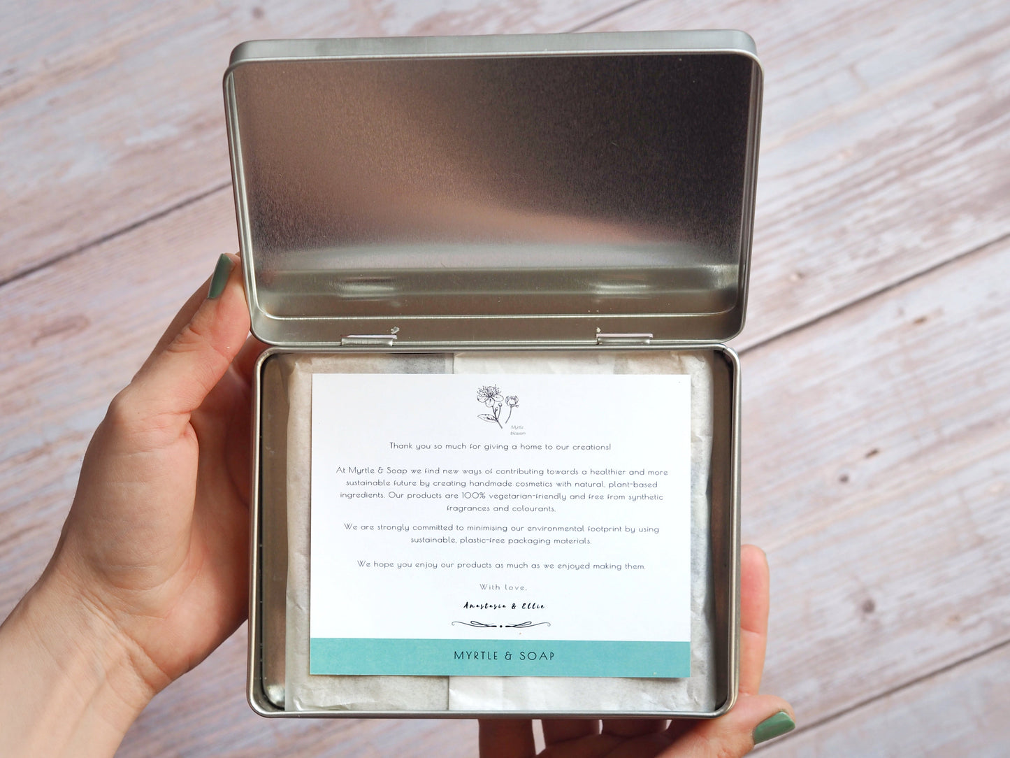 Soap Assortment Gift Box with six handmade natural mini soaps. Geschenkbox mit sechs handgefertigten natürlichen Mini-Seifen.