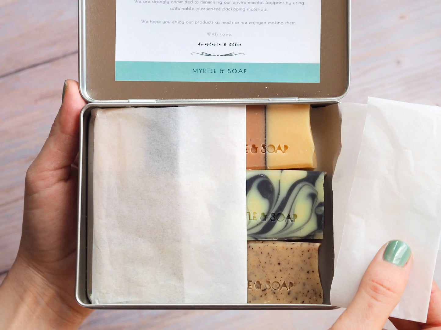 Soap Assortment Gift Box with six handmade natural mini soaps. Geschenkbox mit sechs handgefertigten natürlichen Mini-Seifen.