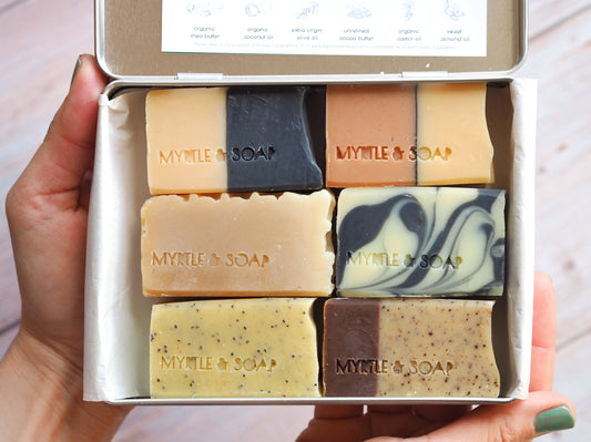 Soap Assortment Gift Box with six handmade natural mini soaps. Geschenkbox mit sechs handgefertigten natürlichen Mini-Seifen.