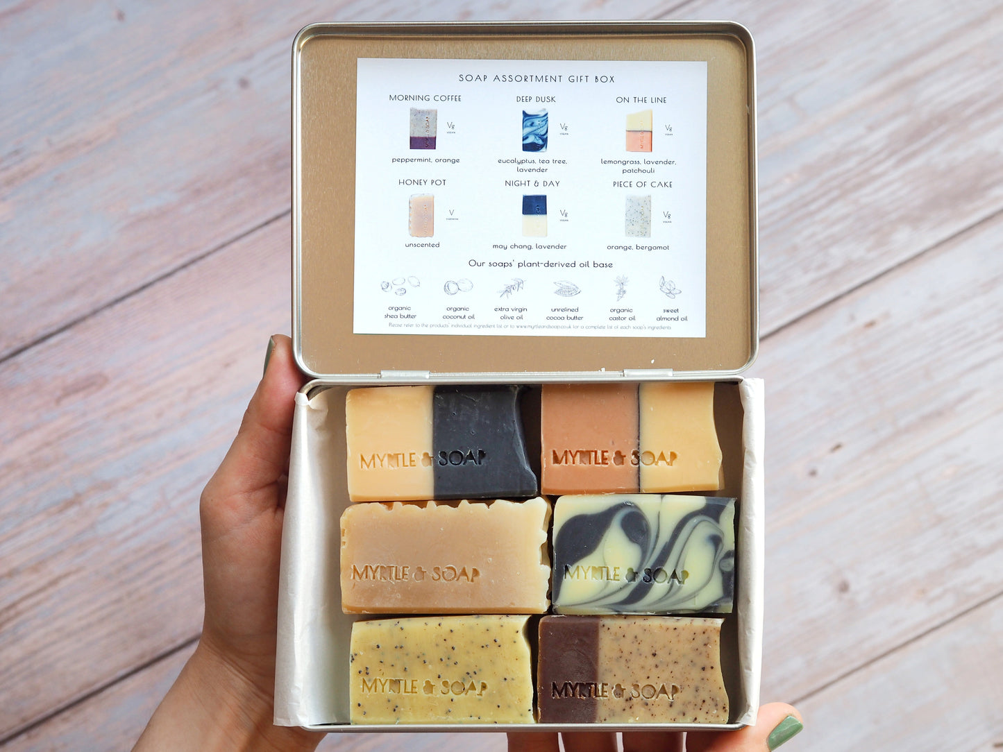 Soap Assortment Gift Box with six handmade natural mini soaps. Geschenkbox mit sechs handgefertigten natürlichen Mini-Seifen.