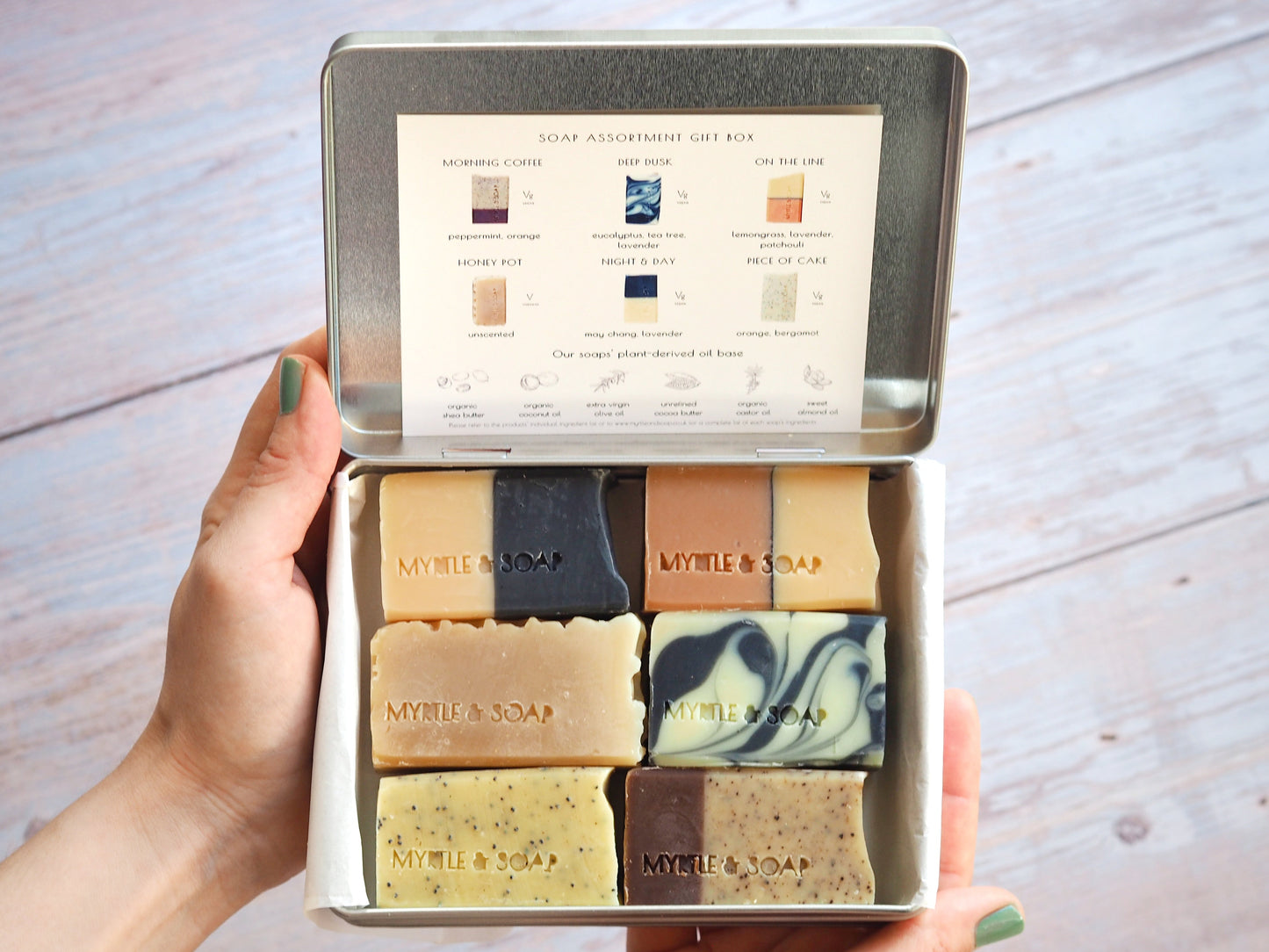 Soap Assortment Gift Box with six handmade natural mini soaps. Geschenkbox mit sechs handgefertigten natürlichen Mini-Seifen.