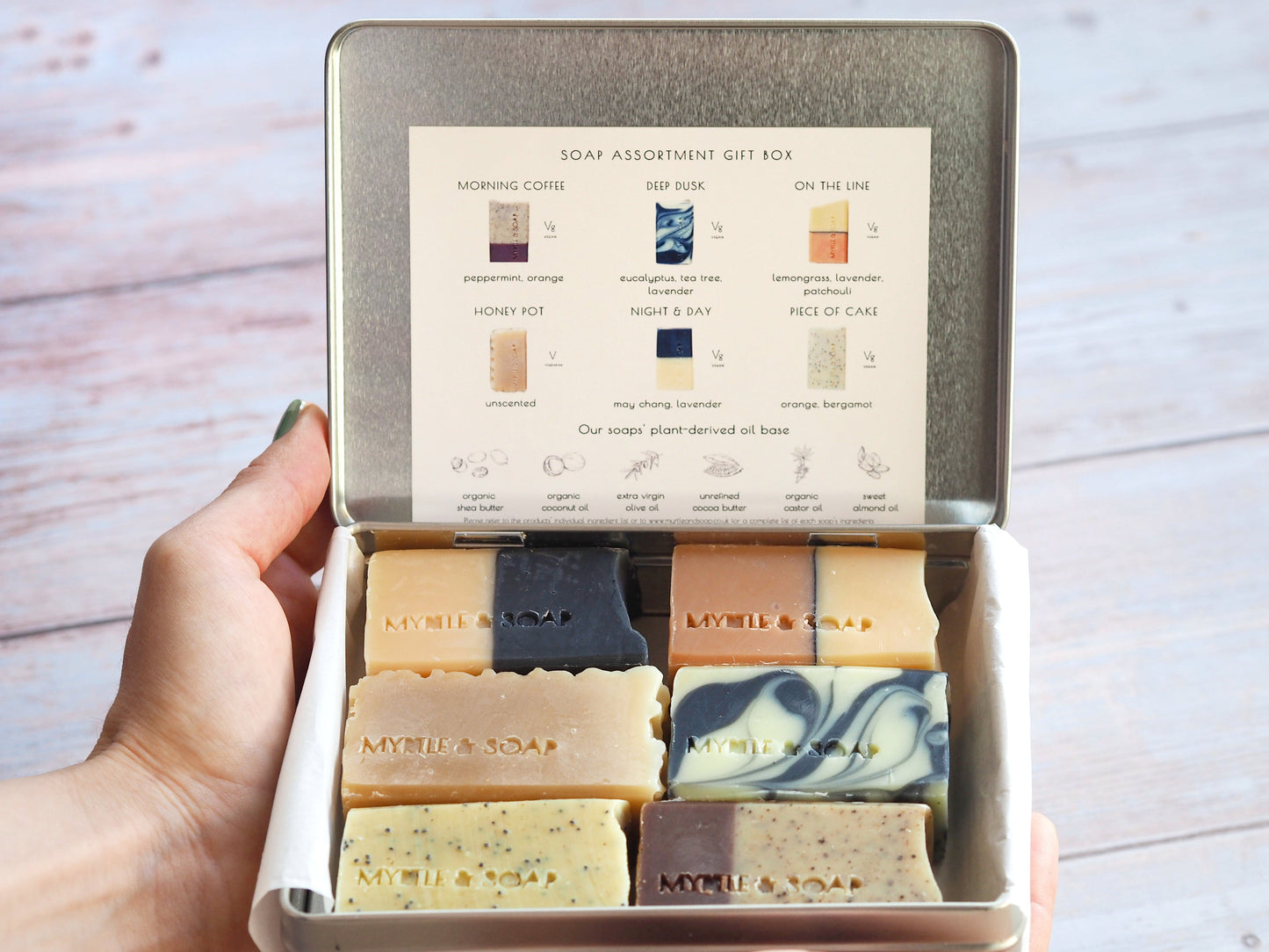 Soap Assortment Gift Box with six handmade natural mini soaps. Geschenkbox mit sechs handgefertigten natürlichen Mini-Seifen.