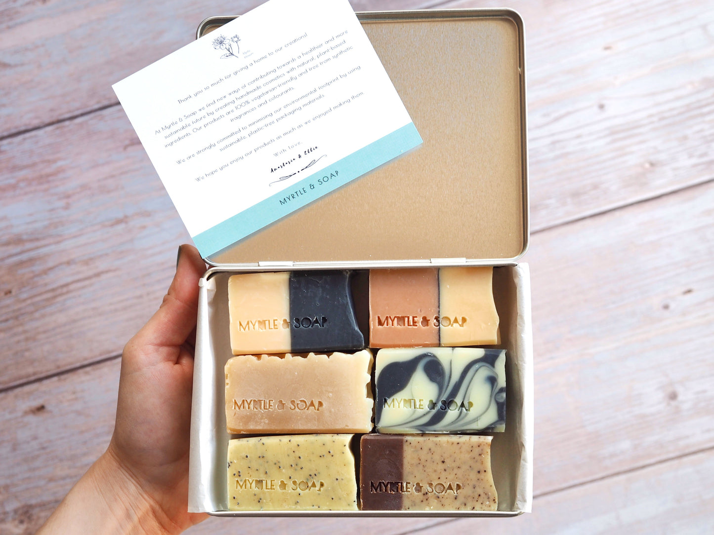 Soap Assortment Gift Box with six handmade natural mini soaps. Geschenkbox mit sechs handgefertigten natürlichen Mini-Seifen.