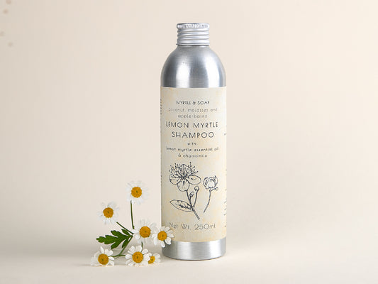 Vegan, handmade lemon myrtle shampoo with chamomile. Veganes und handgemachtes Shampoo mit Zitronenmyrtenöl und Kamille.