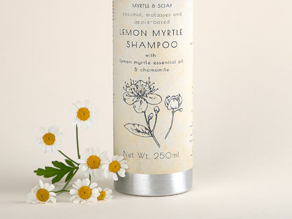 Vegan, handmade lemon myrtle shampoo with chamomile. Veganes und handgemachtes Shampoo mit Zitronenmyrtenöl und Kamille. 