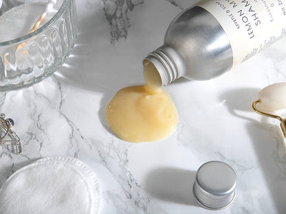 Vegan, handmade lemon myrtle shampoo with chamomile. Veganes und handgemachtes Shampoo mit Zitronenmyrtenöl und Kamille. 