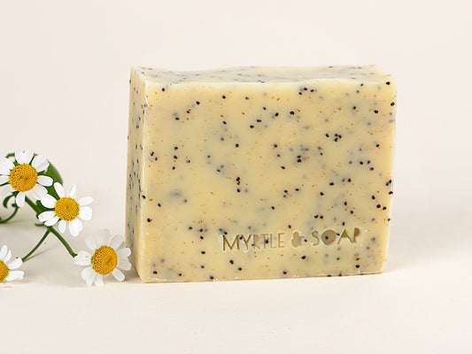 Piece of Cake natural, handmade soap with orange, chamomile and poppy seeds. Natürliche, vegane Seife mit Orangenöl, Bergamottenöl und Mohnsamen. 