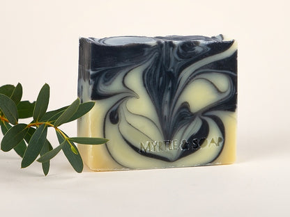 "Deep Dusk" natural soap with tea tree, lavender and eucalyptus essential oil. Vegan and cruelty-free. Natürliche und vegane Seife mit Lavendelöl, Eukalyptusöl und Teebaumöl.
