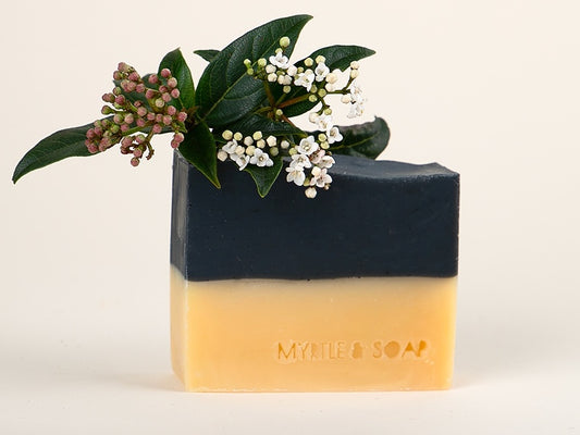 Night & Day natural, handmade soap with may chang and lavender essential oil. Vegan and cruelty-free. Vegane, handgemachte Naturseife mit May Chang-Öl, Lavendel und Aktivkohle.