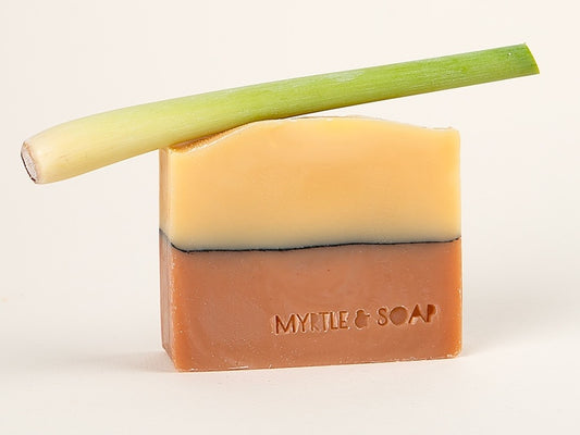 On the Line natural, handmade soap with lemongrass essential oil, Kaolin clay and red French clay. Vegan and cruelty-free. Handgefertigte, vegane Naturseife mit Kaolin-Ton und Zitronenglas.