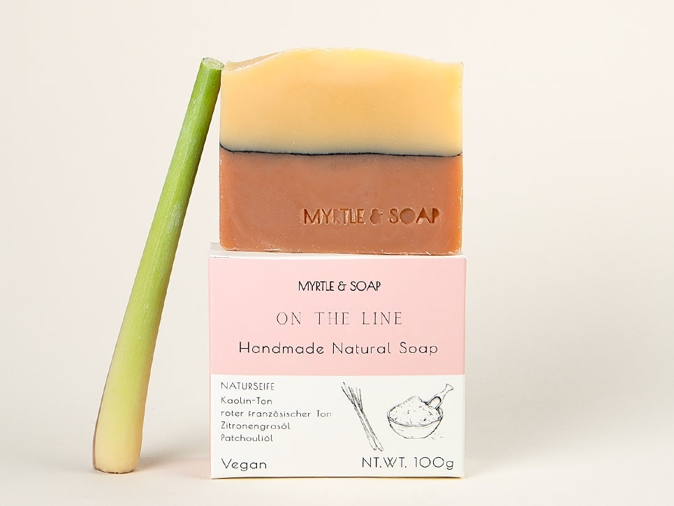 On the Line natural, handmade soap with lemongrass essential oil, Kaolin clay and red French clay. Vegan and cruelty-free. Handgefertigte, vegane Naturseife mit Kaolin-Ton und Zitronenglas. 