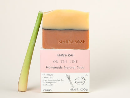 On the Line natural, handmade soap with lemongrass essential oil, Kaolin clay and red French clay. Vegan and cruelty-free. Handgefertigte, vegane Naturseife mit Kaolin-Ton und Zitronenglas. 