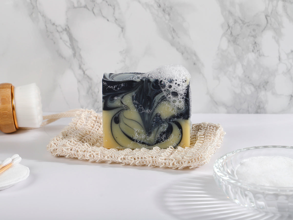 "Deep Dusk" natural soap with tea tree, lavender and eucalyptus essential oil. Vegan and cruelty-free. Natürliche und vegane Seife mit Lavendelöl, Eukalyptusöl und Teebaumöl.
