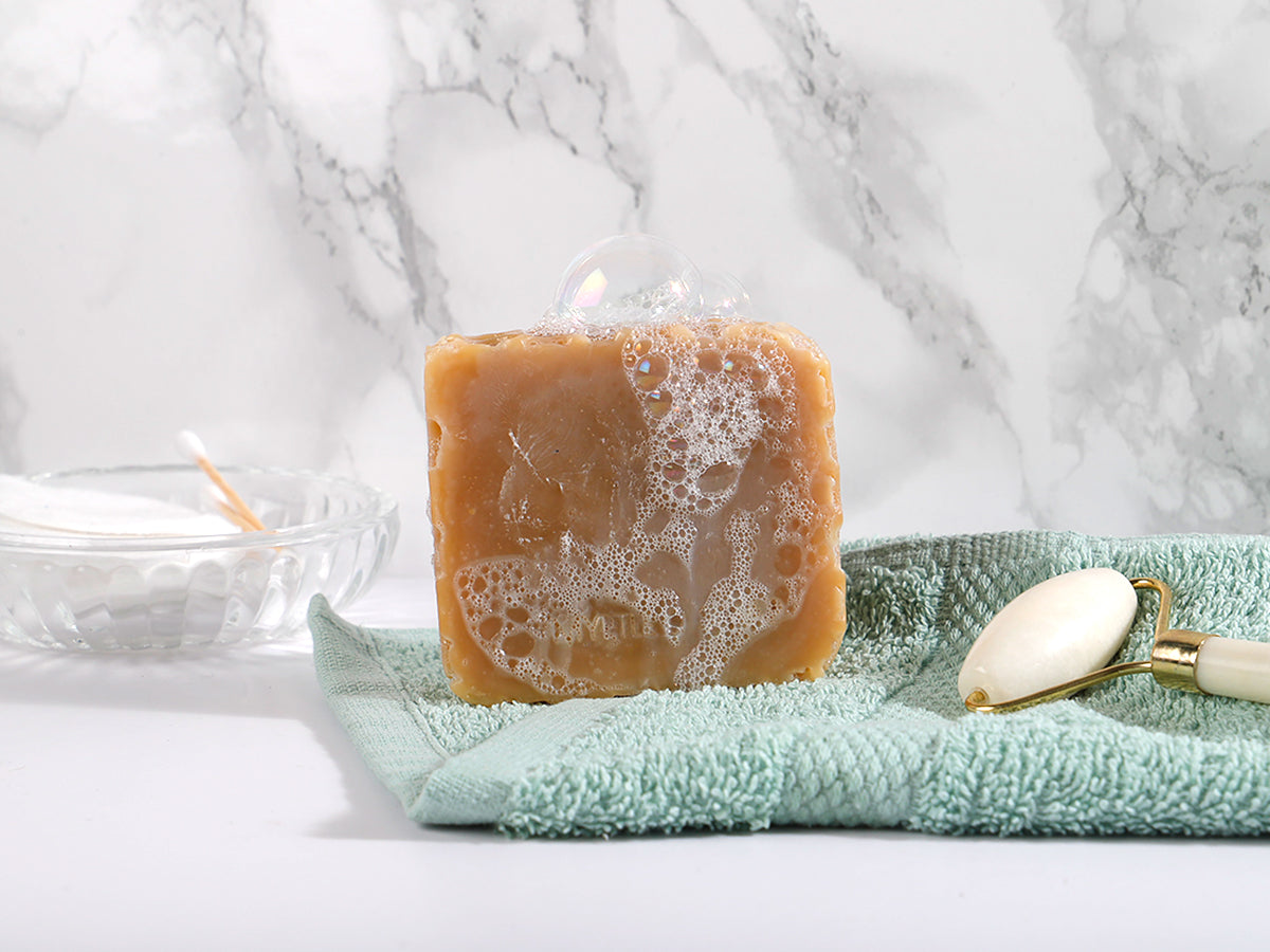 Honey Pot natural soap, with real honey and organic coconut milk. Handgefertigte, vegetarische Naturseife mit naturreinem Honig und Bio-Kokosmilch.